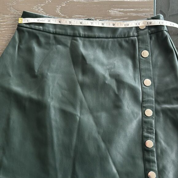Bar lll Women’s Size 4 Green Faux Vegan Leather Mini Skirt Silver-Tone Rivets - Picture 3 of 12